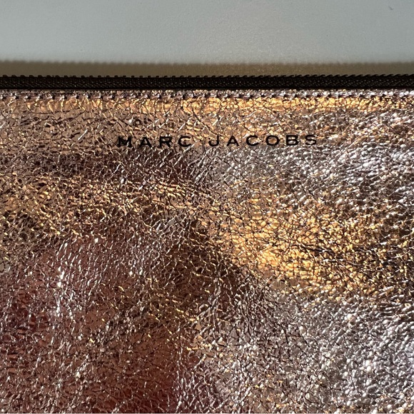 Marc Jacobs Neiman Marcus Gold Shimmer Metallic Clutch Zip Bag Purse Cosmetic - Picture 3 of 4